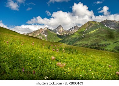 Erleben Sie das Tal zwischen Lech und St. Anton. Im Hintergrund der Berg Valluga 82.808m 