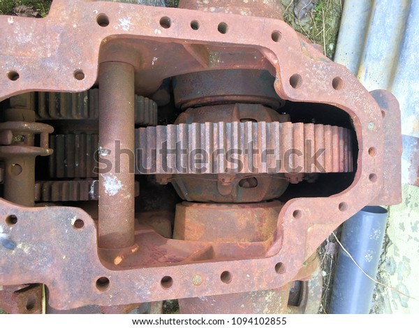 View in\
an old gearbox of a tractor that has\
rusted.