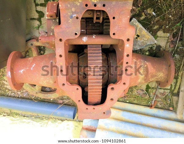 View in\
an old gearbox of a tractor that has\
rusted.