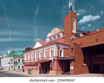 A View Of An Old Mansion Built In 1895; On The Right Is The Entrance To Igor Butman Jazz Club On Verkhnyaya Radischevskaya Street: Moscow, Russia - August 04, 2022