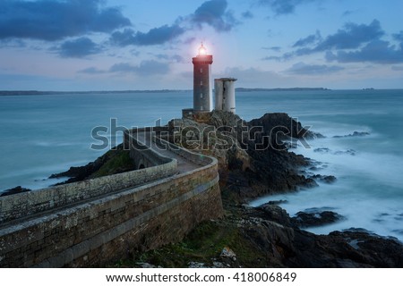 Leuchtturm an felsiger Küste am Meer