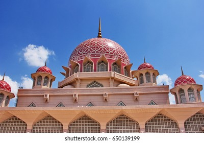 View Pink Mosques Masjid Putra Putrajaya Stock Photo 650139199 ...