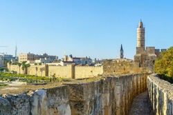 Vue Sur La Promenade Des Ramparts, Sur Les Murs De La Vieille Ville, Avec La Tour De David (Citadelle) Et D'autres Monuments, à Jérusalem, Israël