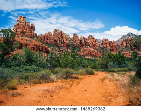 View of a range of Red Rocks of Sedona, Arizona including Snoopy Rock from Margs Draw hiking trail. Stockfoto © 