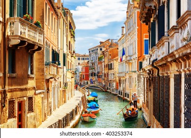 Blick auf den Rio Marin Kanal mit Boote und Gondeln von der Ponte de la Bergami in Venedig, Italien. Venedig ist ein beliebtes Reiseziel Europas.