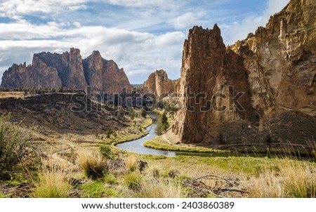 View of the River and Butte at Smith Rock State Park in Oregon, US 商業照片 © 