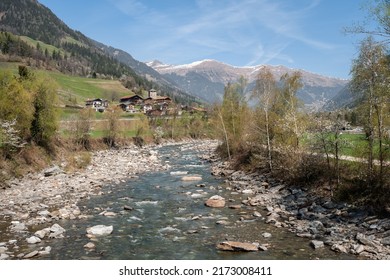 Blick auf den Fluss Passer in den Alpen von Meran in Italien im Frühjahr