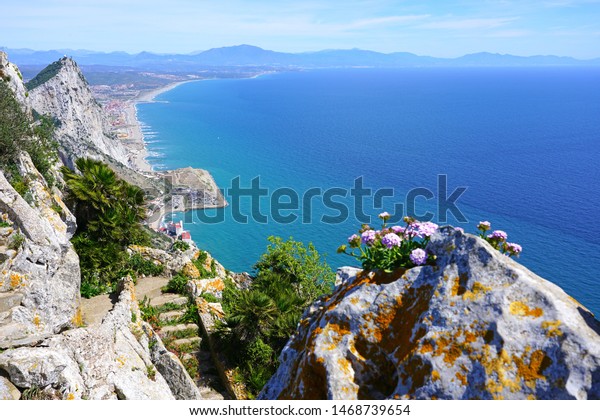 地中海が大西洋と交わるスペイン南岸の英国海外領土 ジブラルタルの岩の景色 の写真素材 今すぐ編集