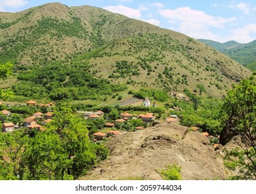Aussicht vom Felsen auf das Dorf Srbovac im Kosovo