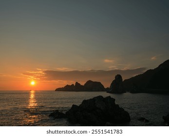 A view of the sea with the setting sun.