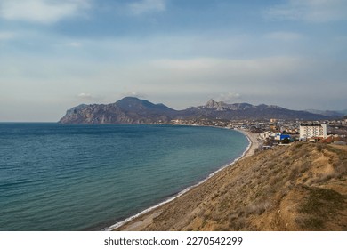 Vista de la ciudad costera de Koktebel , montaña Kara Dag desde las colinas en primavera. Crimea
