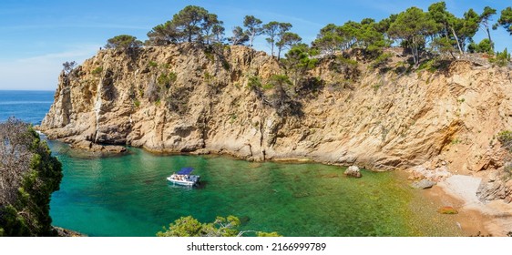 Aussicht auf die abgeschiedene Bucht mit smaragdgrünem Wasser in der Nähe von Palamos, Costa Brava, Katalonien, Spanien