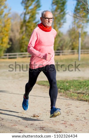 Blick auf den älteren Mann, der durch den Park joggt.