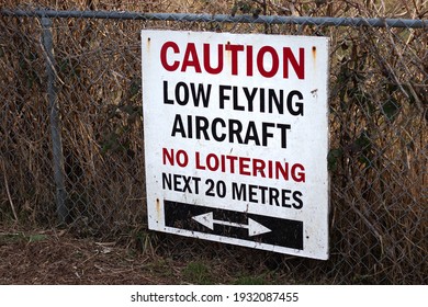 207 Warning sign of low flying plane Images, Stock Photos & Vectors ...