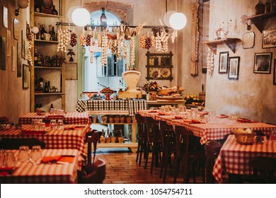 Vista de um pequeno restaurante local ou trattoria na Itália