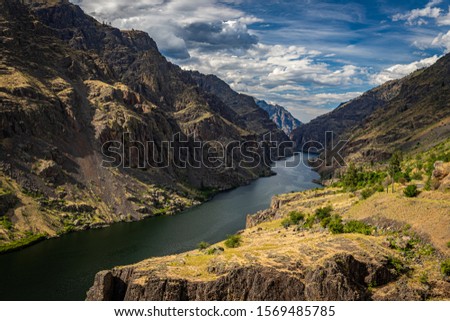 A view of the Snake River at the stateline of Idaho and Oregon in Hells Canyon.`