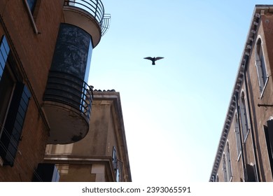 A view of some nice facade in Venice.