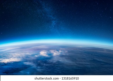 Vista de las estrellas y la orilla sobre la Tierra desde el espacio