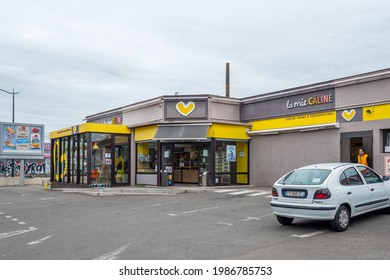 View Of Store Facade Of LA MIE CALINE Brand, French Shop With Logo And Free Copy Space In Nantes, France LA MIE CALINE Is Famous Brand For French Style Fast Food Bread Products LA MIE CALINE Brand,