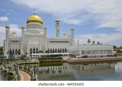 View of Sultan Omar Ali Saifuddin Mosque in Bandar Seri Begawan, Brunei Darussalam.