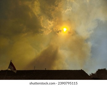 VIEW OF THE SUN IN THE MORNING COVERED IN SMOKE DUE TO THE FIRE