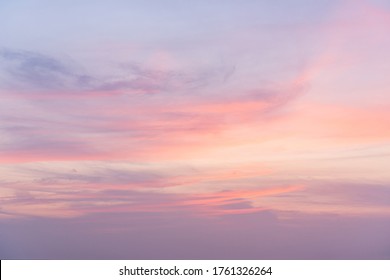 夕焼けのパステルカラーピンクと紫の空 の写真素材 今すぐ編集