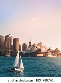 Вид на Сиднейский оперный театр с парусной лодкой 