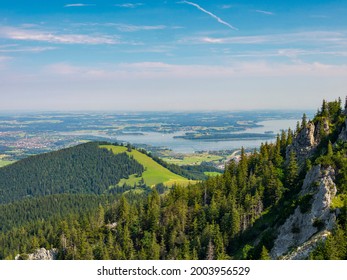 Aussicht auf den Chiemsee und die Alpenvorsprünge bei Rosenheim und Prien. Europa, Deutschland, Bayern