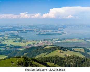 Aussicht auf den Chiemsee und die Alpenvorsprünge bei Rosenheim und Prien. Europa, Deutschland, Bayern