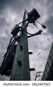 View of the traffic light pole from below