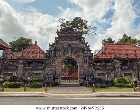 View of ubud palace from main Ubud street, Puri Saren Agung temple, Ubud, Kabupaten Gianyar, Bali, Indonesia