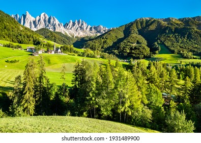 Aussicht auf das Val di Funes mit der Kirche Santa Maddalena in den Dolomiten. UNESCO-Welterbe in Südtirol, Italien