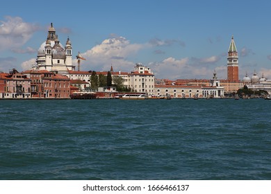 Vistas a Venecia a lo largo del Gran Canal con la Basílica Santa Maria Della Salute, vistas desde el mar.