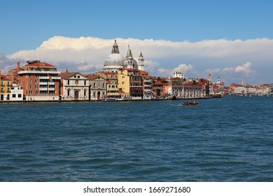 Vistas a Venecia a lo largo del Gran Canal con la Basílica Santa Maria Della Salute, vistas desde el mar.