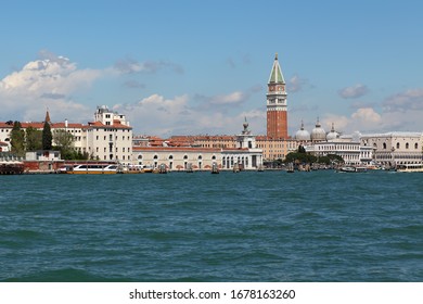 Vista de Venecia a lo largo del Gran Canal desde el mar.