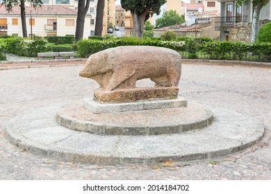 Vista de la escultura megalítica granítica de un cerdo de los Vettones, dentro de la Fortaleza de Ciudad Rodrigo en el centro