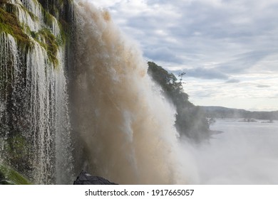 Vista de cascada hacha (Salto El Hacha) cayendo sobre la laguna en el Parque Nacional Canaima (Venezuela).