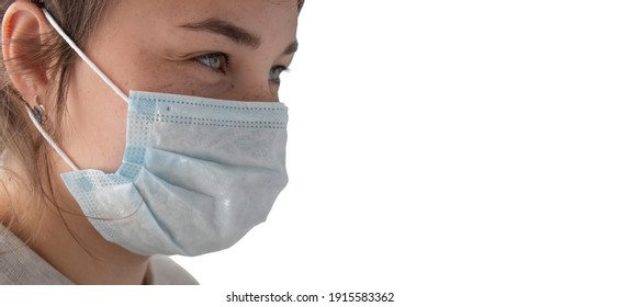 Vista de una joven con una máscara facial médica en un espacio de copias. Máscara de protección contra los virus de la enfermedad COVID-19