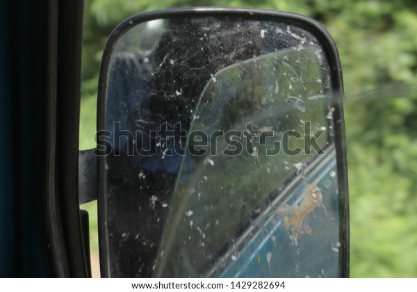 viewing driving mirror or\
side morror