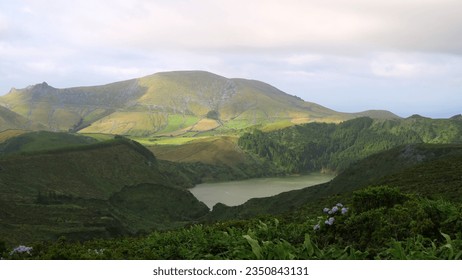 Viewpoint to Lagoas Funda e Rasa, located in the Natural Reserve of Caldeiras Funda e Rasa. In this caldeira, it is also possible to observe some of the island's resident bird species 