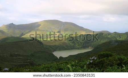 Viewpoint to Lagoas Funda e Rasa, located in the Natural Reserve of Caldeiras Funda e Rasa. In this caldeira, it is also possible to observe some of the island's resident bird species 