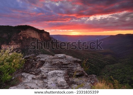 Views over the Jamison Balley as the first light of the still unrisen sun lights up the sky. Location Blue Mountains, Australia