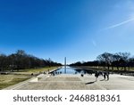 Views and walks at the Washington Memorial Pool