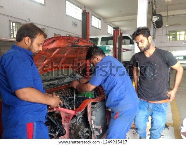 Vihicle Car Mechanics Employee\
Fixing or Repairing The Car In the car garage automobile industry, \
Maruti Suzuki Service Centre, Jaipur, India , 11th July\
2018