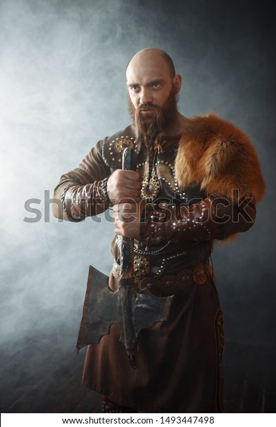 北欧の野蛮なイメージで 斧でバイキング の写真素材 今すぐ編集