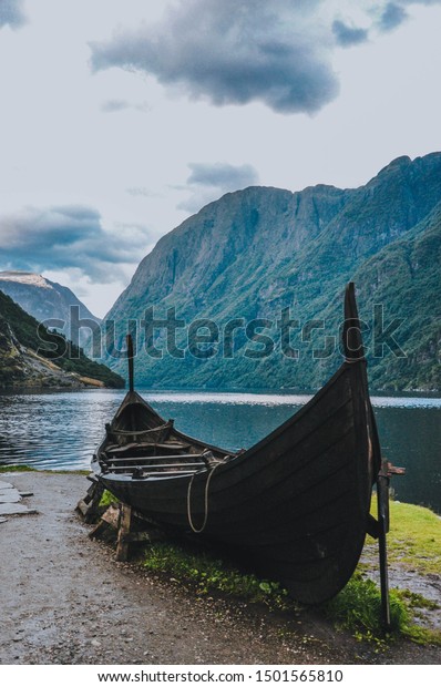 ネレイフィヨルドの海岸 グドバンゲン村のバイキングボート ノルウェー ニヤルダヘイムル村 の写真素材 今すぐ編集