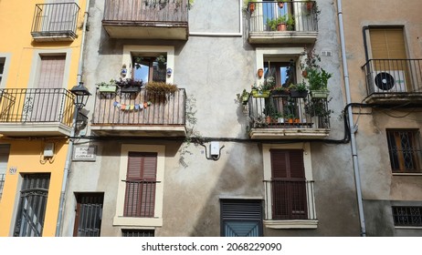 Vilafranca Del Penedès, Spain – October 23, 2021: Traditional Façades Of Buildings In Vilafranca Del Penedès Downtown. 