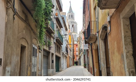 Vilafranca Del Penedès, Spain – September 23, 2021: De La Fruita Street And The Bell Tower Of Santa Maria Basilica In Vilafranca Del Penedès. 