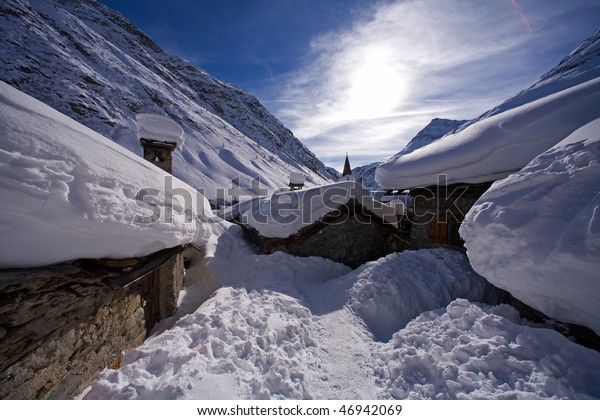 Village De Montagne Sous La Neige Stock Photo Edit Now