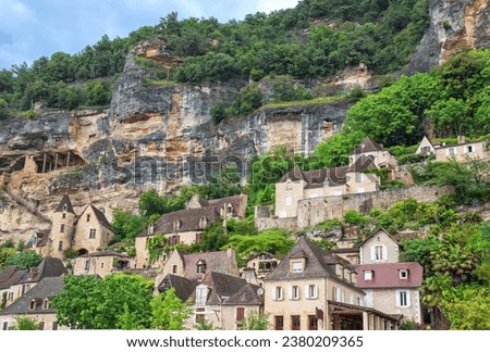The village of La Roque Gageac seen from the Dordogne. Dordogne. New Aquitaine
